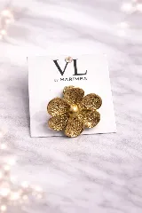 Anillo dorado con diseño de flor de cinco pétalos calados y texturizados, con centro pulido.