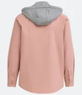 Camisa overshirt color salmón de sarga de algodón con capucha gris ajustable con cordones. Tiene cierre frontal con botones, dos bolsillos con solapa en el pecho y mangas largas con puños abotonados.