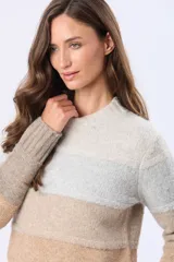 Buzo tejido de manga larga con cuello redondo y diseño de rayas horizontales en tonos pastel: gris claro, rosa pálido, lila y beige.