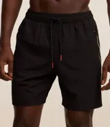 Bermuda deportiva negra sin estampado, con cintura elástica ajustable con cordón, y bolsillo lateral con cierre de cremallera contrastante.