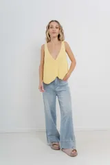 Pantalón de jean celeste claro, de tiro alto y pierna ancha.