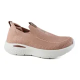 Championes deportivos color rosa, con capellada de tejido de punto y suela blanca con detalles en marrón.
