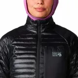 Campera negra ultraligera de nailon ripstop con aislamiento ThermaCLOud AF. Cuenta con bolsillo seguro con cierre en el pecho, dos bolsillos seguros para las manos con cierre, puños elásticos y dos ajustadores inferiores en el dobladillo. Se guarda en su propio bolsillo para la mano con mosquetón interno.