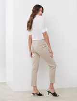 Pantalón de gabardina elastizada color azul marino, marca Ruby Rd. Tiro alto, corte recto, largo al tobillo, pretina ancha, bolsillos delanteros simulados y bolsillos traseros aplicados.