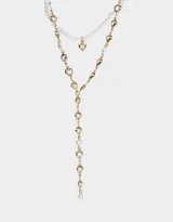 Collar doble con cadena dorada, una con perlas y dije de corazón, y otra con corazones de cristal.