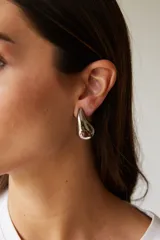 Aros plateados con forma de gota.