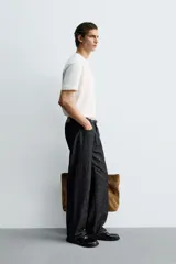 Camiseta celeste de corte holgado, cuello redondo y manga corta.