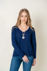 Sweater gris oscuro de lana con cuello en V y corte holgado.