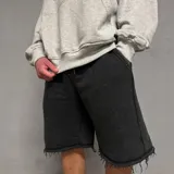 Short negro de algodón con corte holgado y terminaciones desflecadas.