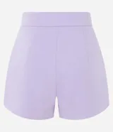 Short de vestir color fucsia, de tiro alto, con bolsillos delanteros y cierre lateral con cremallera.
