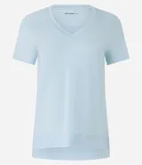 Remera deportiva color verde salvia, de manga corta y escote en V. Confeccionada en microfibra con orificios para facilitar la transpiración.