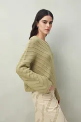 Sweater negro calado con diseño de líneas diagonales en relieve y mangas acampanadas.