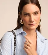 Camisa de mujer de tricolina, con cuello solapa, abotonado delantero y mangas largas. Presenta un estampado de rayas verticales finas en azul marino y blanco.