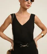 Blusa negra sin mangas con escote en V y textura airflow.