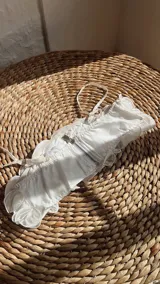 Top blanco con volados y tirantes finos.