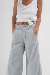 Pantalón de pana de tiro medio, confeccionado en algodón 100%, con piernas anchas y fit relajado.