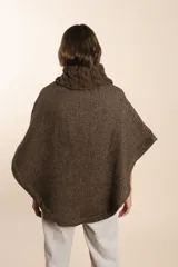 Poncho con cuello de ochos tejido a mano, fabricado en lana fina sin teñir.