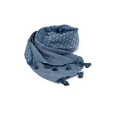 Pashmina rectangular de acrílico color azul con estampado geométrico en blanco y flecos en los extremos.