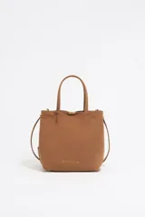 Bolso tote pequeño marca Bimba y Lola, modelo Chihuahua, color marrón. Confeccionado en nylon con estructura blanda, doble asa de mano y asa de tejido, piezas de piel, cierre con botón de presión, logo grabado, acabados metálicos, bolsillo interior e interior con placa metálica logotipada.