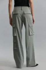 Pantalón cargo de corte amplio confeccionado en tela príncipe de gales color gris. Posee bolsillos superiores y tres bolsillos con fuelle en los laterales.