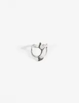 Anillo plateado de aleación de metales con diseño abierto y líneas fluidas.