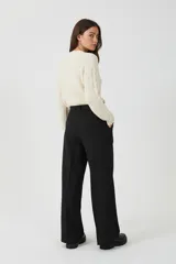 Sweater de poliéster color bordó, con diseño de ochos, corte holgado y cuello a la base.