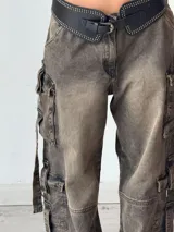 Pantalón cargo de denim color gris oscuro con efecto lavado, corte holgado, múltiples bolsillos con solapa y cintas ajustables en los laterales.