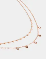 Collar corto multicadena bañado en oro rosa, con corazones y strass, con cierre de mosquetón.