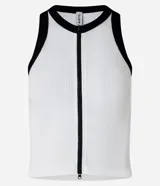 Musculosa blanca de tejido de punto acanalado, con cuello redondo y cierre frontal con cremallera negra. Presenta ribete negro en cuello y sisas.