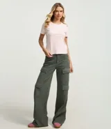 Remera celeste de media malla con cuello redondo y mangas cortas.