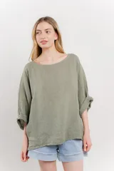 Blusa verde oliva de lino, de corte holgado, mangas 3/4 y cuello redondo.