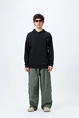 Pantalón cargo color beige, de corte recto y holgado, con cintura elástica y bolsillos laterales con solapa.