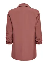 Blazer color ladrillo, de corte recto, con mangas 3/4 y solapa tipo smoking. Presenta bolsillos laterales con solapa y cierre abierto sin botones.