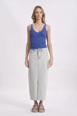 Top tejido de punto color azul eléctrico, con escote en V pronunciado y tirantes anchos.