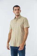 Camisa de hombre de algodón color beige con estampado de hojas, corte slim, manga corta, cartera abotonada y logo bordado.