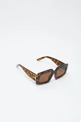 Lentes de sol rectangulares con montura Carey y lentes marrones.