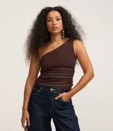 Blusa marrón de tule con un hombro y fruncido lateral.