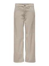 Pantalón de pana color beige, de corte recto y tiro bajo, con cierre de botón y cremallera, y pasadores para cinturón.