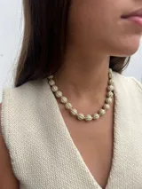 Collar corto de múltiples hilos con cuentas de cerámica esmaltada de colores y detalles dorados.