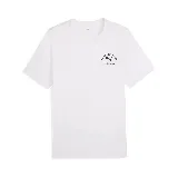 Remera blanca de algodón con cuello redondo y manga corta. Estampado pequeño en el pecho con el logo de Puma Athletics en negro.