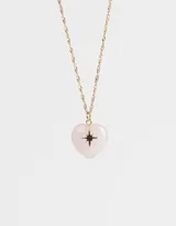 Collar corto dorado con dije de corazón de cuarzo rosa y estrella dorada.