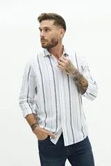 Camisa de manga larga para hombre, color blanco con rayas verticales finas en tonos grises y azules. Confeccionada en una mezcla de lino y algodón, de corte semi slim y logo bordado en el pecho.