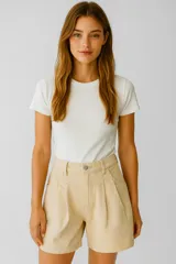 Short color beige de jean, tiro alto, corte ancho y pinzas frontales.