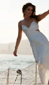 Vestido blanco con escote en V y tirantes finos, con detalle de corte lateral.
