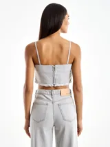 Top gris de denim con tirantes finos y ruedo desflecado.