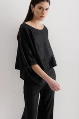 Blusa negra de lino con mangas anchas y corte crop.