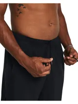 Short deportivo negro Under Armour Launch de 7 pulgadas para hombre, con logo reflectivo en la pierna izquierda.