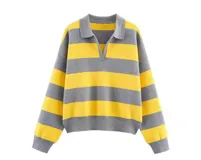 Sweater de punto a rayas horizontales amarillas y grises, con cuello polo y escote en V.