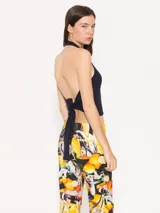 Top negro de tejido de punto con cuello halter y espalda descubierta.