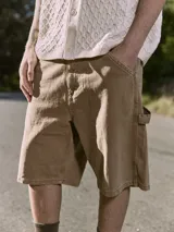 Short de jean color marrón claro, corte holgado, con bolsillos laterales y traseros.